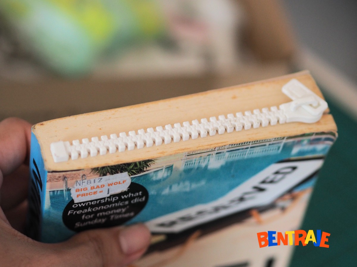 Zipper bookmark fully assembled